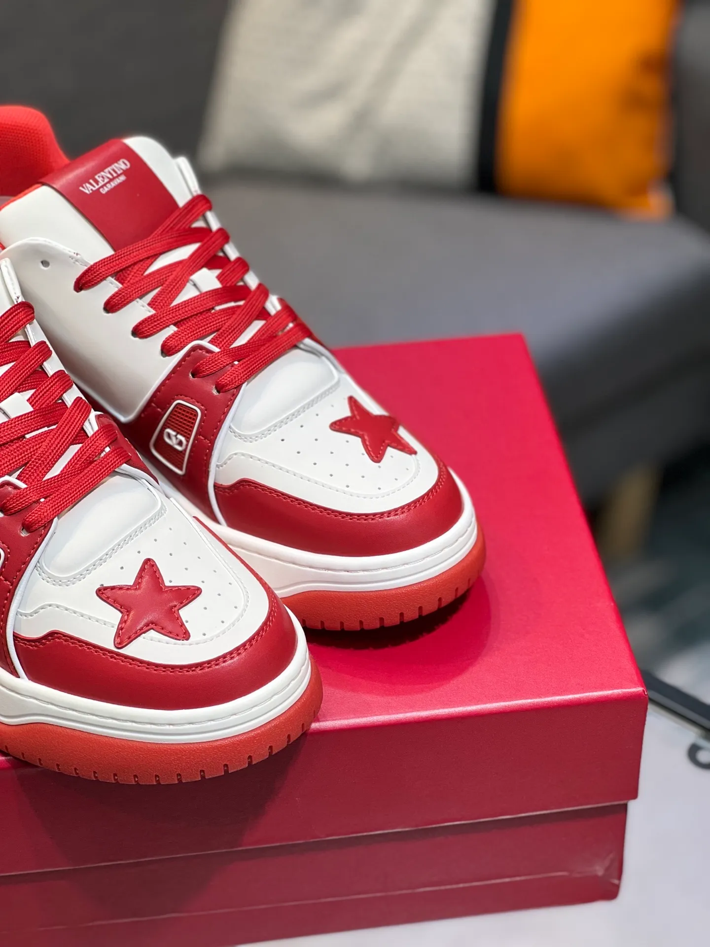 Men's Men's Shoes 💰660 Valentino 2023 early autumn new star shoes are now online! Wang Hedi and Ren Jialun have been worn by many celebrities. Who can refuse the same couple shoes as Wang Hedi! The design of Stars Stab My Heart is cool and spicy. The material of the shoes is cowhide, and every color is beautiful! Size 35-40, men’s size 39-44 (women’s 41, men’s 38, 45🉑️customized)